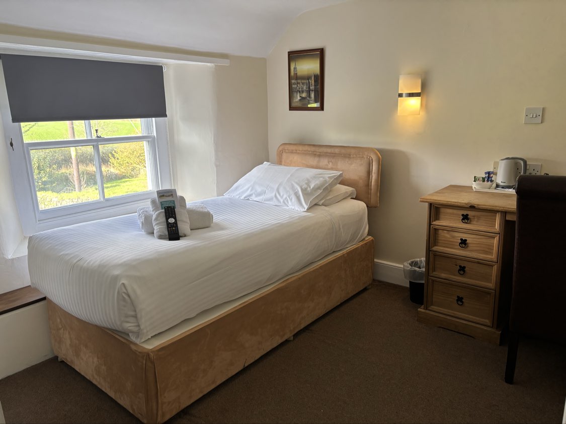 A room for solo guests at Trehellas House