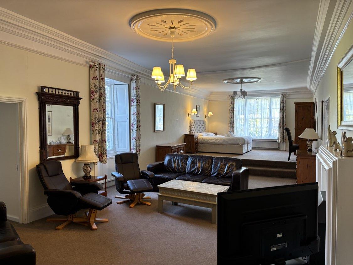 Home The spacious Courtroom Suite at Trehellas House